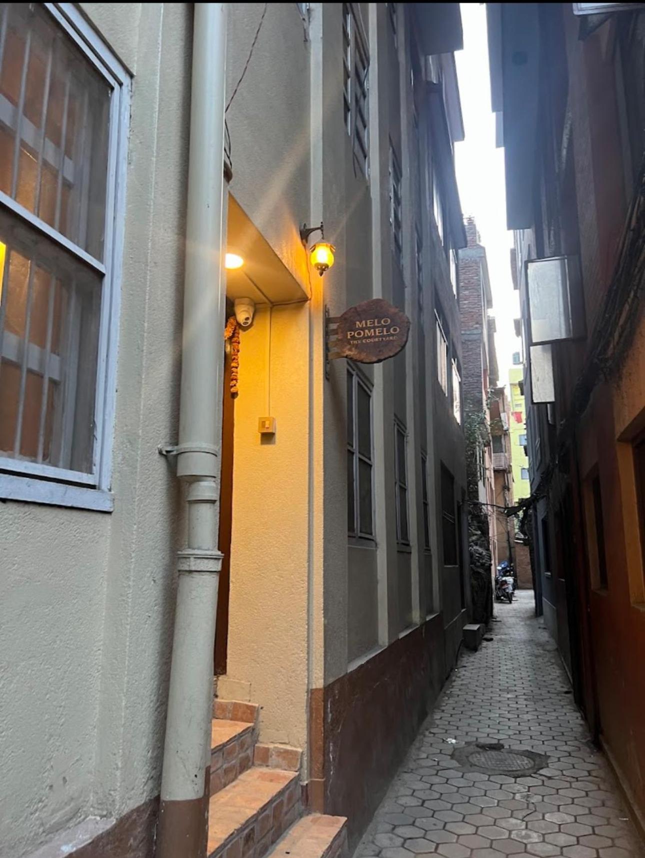 カトマンズThe Melo Pomelo Courtyard.アパートメント エクステリア 写真